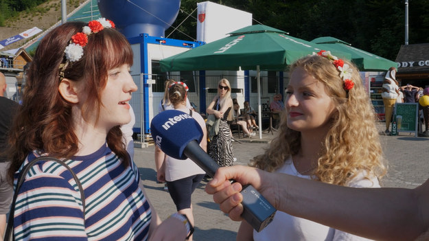 Skoczkowie narciarscy rozpoczęli weekend w Wiśle, inaugurujący sezon letni. Po dłuższej przerwie od rywalizacji najpierw zawodnicy sprawdzili się w pierwszym oficjalnym treningu. Jego zwycięzcą został Niemiec Andreas Wellinger, a najlepszą trójkę uzupełnili Kamil Stoch i Dawid Kubacki.