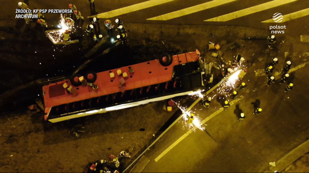 To była jedna z największych tragedii ostatnich lat na Podkarpaciu. Półtora roku po wypadku ukraińskiego autobusu na A4, w którym zginęło 6 osób, zapadł wyrok. Kierowca został skazany na 2,5 roku więzienia. Zapłaci też prawie 100 tysięcy złotych odszkodowania.Materiał dla "Wydarzeń" przygotował Robert Gusta.