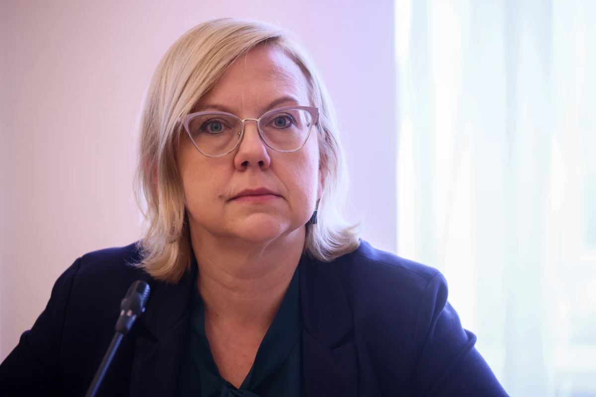 "Polskie kopalnie mogą zwiększyć wydobycie, ale jest to proces długotrwały. Tej zimy musimy wspierać się importem" - powiedziała minister klimatu Anna Moskwa. Jak dodała, węgiel kupuje się przed sezonem grzewczym, stąd pomysł dodatku węglowego.