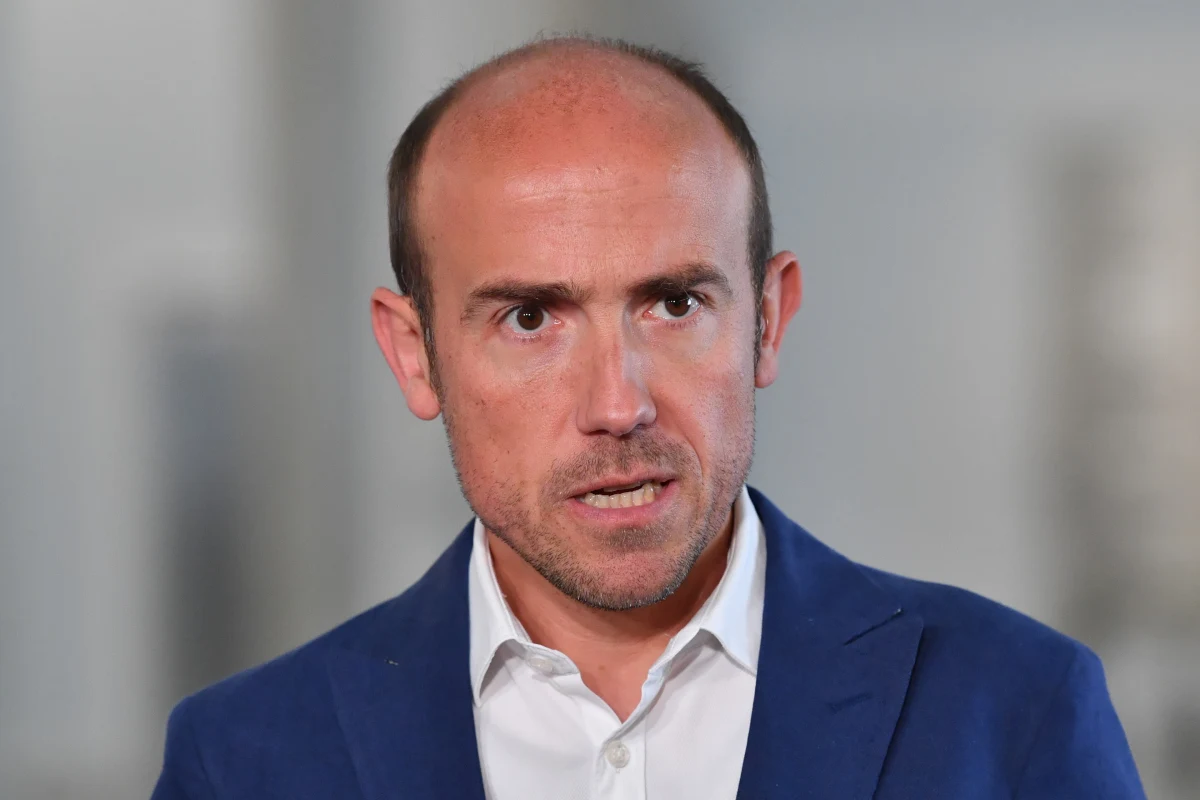 "Ten sondaż pokazuje, że ciężka praca przynosi efekty" - skomentował w TVN24 wyniki sondażu Kantar Public szef klubu parlamentarnego Koalicji Obywatelskiej Borys Budka. Dodał zarazem, że przed KO jeszcze ciężka praca - "jesteśmy na 35 kilometrze maratonu, a ostatnie siedem kilometrów jest najtrudniejsze".