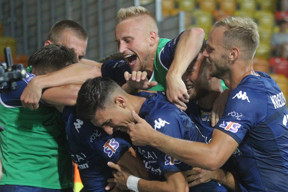 Zimny prysznic dla kibiców Jagiellonii w upalny wieczór w Białymstoku. W ubiegłym sezonie gospodarze również nie radzili sobie w meczach z beniaminkami, dziś Widzew w ostatnim kwadransie wypunktował białostoczan i wraca do Łodzi ze zwycięstwem. Okrasą meczu był przepiękny gol z rzutu wolnego Bartłomieja Pawłowskiego.