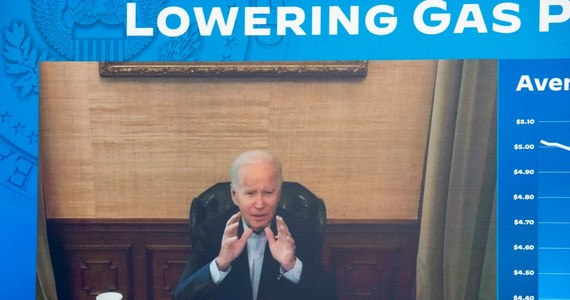 ​"Czuję się o wiele lepiej niż brzmię" - powiedział zachrypniętym głosem prezydent Joe Biden podczas piątkowego wirtualnego spotkania ze swoim zespołem ekonomicznym. 79-letni Biden przebywa w domowej izolacji po tym, jak w czwartek uzyskał pozytywny wynik testu na Covid-19.