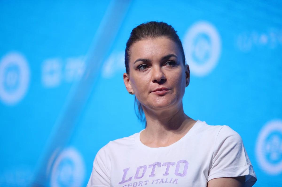 "Nie trzeba mnie było długo namawiać. Nie do końca wiedziałam na co się piszę, nie sądziłam, że jeszcze będę grała w singla po zakończeniu kariery i to jeszcze z pierwszą zawodniczką na świecie. Jest to dla mnie spore wyzwanie i wiele mnie kosztowało, żeby tutaj być w jednym kawałku i móc zagrać ten mecz. Najważniejsza dzisiaj jest inicjatywa, żeby uzbierać jak najwięcej dla dzieci z Ukrainy" - powiedziała w rozmowie z RMF FM Agnieszka Radwańska.