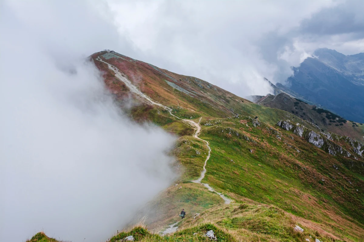 Lipcowy rekord zimna Polski padł w miniony poniedziałek w Tatrach. Kiedy w minionym tygodniu w całej Polsce notowano temperatury powyżej 30 st. C, w Litworowym Kotle przez cztery dni z rzędu był mróz. Odnotowano tam minus 5,7 st. Celsjusza – powiedział „Łowca Mrozu” Kamil Filipowski.
