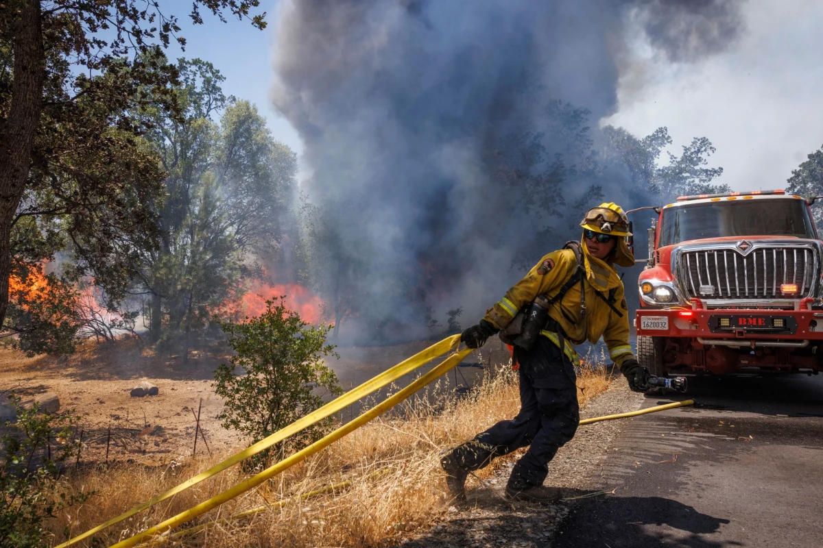 Tysiące ludzi otrzymało nakaz ewakuacji z powodu błyskawicznie rozprzestrzeniającego się pożaru w pobliżu Parku Narodowego Yosemite. Do sobotniego popołudnia obszar objęty żywiołem obejmował powierzchnię 38 kilometrów kwadratowych, co oznaczało, że przerodził się w jeden z największych tegorocznych pożarów w Kalifornii - poinformowała agencja Associated Press.