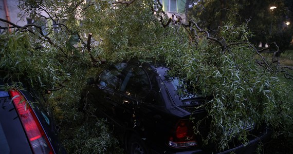 Ponad 2,1 tys. razy interweniowali minionej doby strażacy z powodu burz w kraju. Zginęły dwie osoby przygniecione powalonymi przez wichurę drzewami. Jedna osoba została ranna.