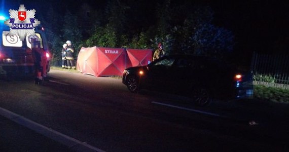 Tragiczny wypadek w Miłkowie w powiecie parczewskim na Lubelszczyźnie. Zginął 42-letni mężczyzna, którego potrącił samochód.  Towarzyszącą mu 54-latkę przewieziono z obrażeniami do szpitala. Kierujący samochodem był trzeźwy.
