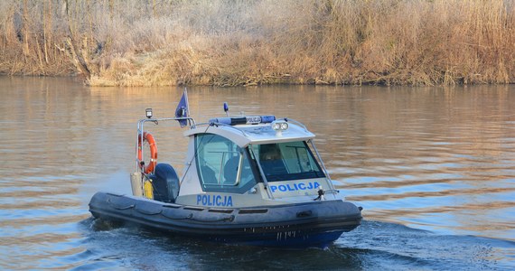 Nad Wieprzem koło Dęblina w woj. lubelskim trwają poszukiwania zaginionego 20-latka z woj. śląskiego. Rzeczy mężczyzny znaleziono wcześniej przy brzegu. W akcji biorą udział strażacy, policjanci i żołnierze. 