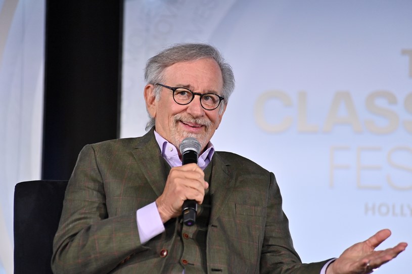 Steven Spielberg po raz pierwszy w karierze wyreżyserował teledysk. Szczęśliwcem okazał się Marcus Mumford. Klip powstał do jego najnowszego singla "Cannibal".