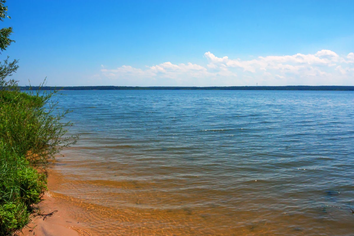 Odnaleziono ciało mężczyzny, który wskoczył do Zalewu Kamieńskiego w Zachodniopomorskiem i nie wypłynął. Akcja poszukiwawcza była prowadzona od piątku.