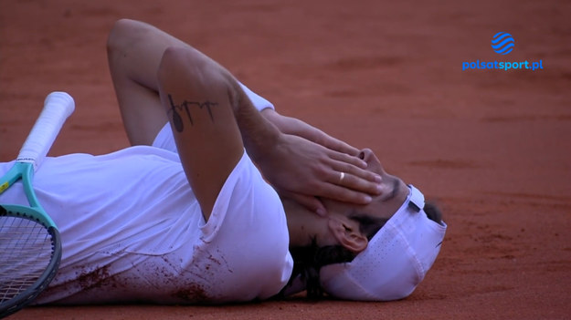 Lorenzo Musetti, klasyfikowany na 62. miejscu w rankingu ATP, niespodziewanie wygrał turniej na kortach ziemnych w Hamburgu. Włoski tenisista w niedzielnym finale pokonał nr 6 światowej listy Hiszpana Carlosa Alcaraza 6:4, 6:7 (6-8), 6:4.