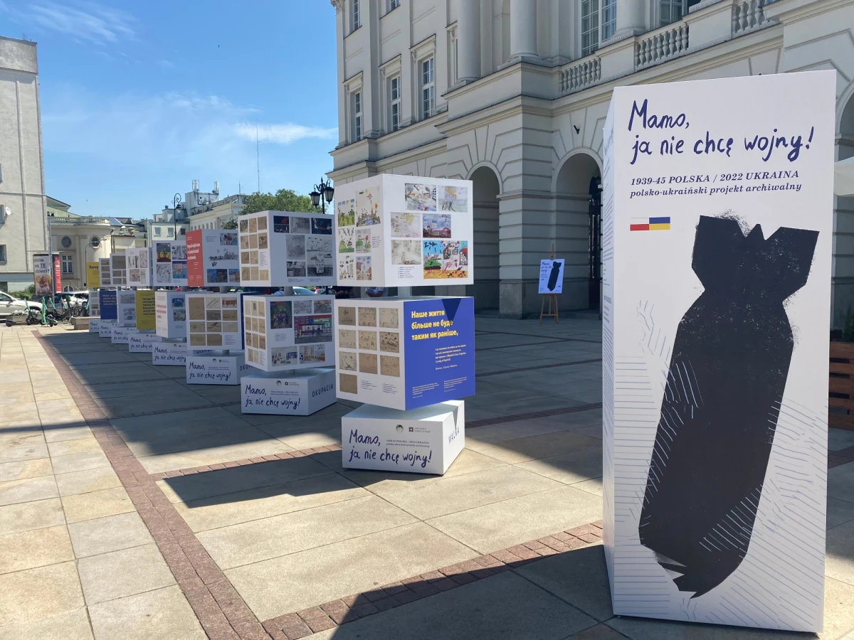 Chociaż rysunki dzieli prawie 80 lat, obserwujemy na nich bardzo podobne sytuacje. Naloty, bombardowania, żołnierzy z bronią czy uciekających z dobytkiem ludzi, zostawiających swoje domy – to widzimy na pracach polskich dzieci, z 1946 roku i dzieci ukraińskich, rysowanych obecnie. Mowa o wystawie „Mamo, ja nie chcę wojny!!! Polsko-ukraiński projekt archiwalny”. Dzieci widzą – i rysują – rzeczy, których nigdy nie powinny oglądać.