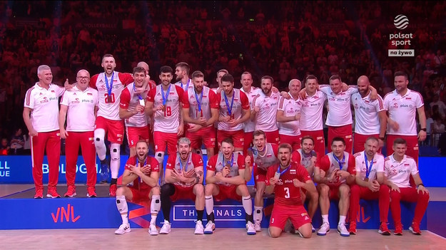 Polscy siatkarze w półfinale Ligi Narodów przegrali z Amerykanami 3:0. W meczu o brązowy medal "Biało-Czerwoni" zmierzyli się z reprezentacją Włoch. Po zaciętych trzech setach ( 25:16, 25:23, 25:20) 3. miejsce w siatkarskiej Lidze Narodów wywalczyła drużyna polskich siatkarzy. 

Składy spotkania: 
Polska: Butryn, Kaczmarek, Kurek, Janusz, Łomacz, Bieniek, Kłos, Kochanowski, Bednorz, Fornal, Semeniuk, Śliwka
Libero: Popiwczak, Zatorski

Włochy: Michieletto, Galassi, Lavia, Romano, Zaytsev, Russo, Anzani, Recine, Gianelli, Sbertolli, Bottolo, Cortesia
Libero: Boloso, Scacferla
