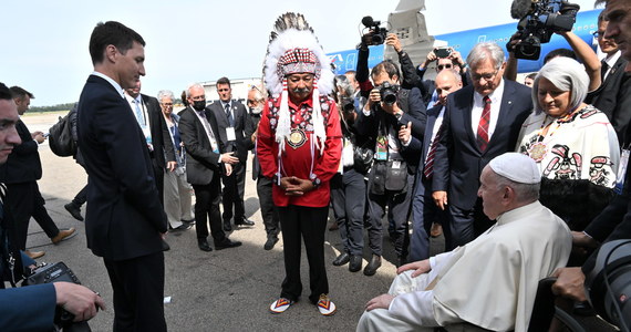 Wymowna była ceremonia powitania papieża Franciszka, który przyleciał do Kanady. Odbyła się w hangarze lotniska w Edmonton.