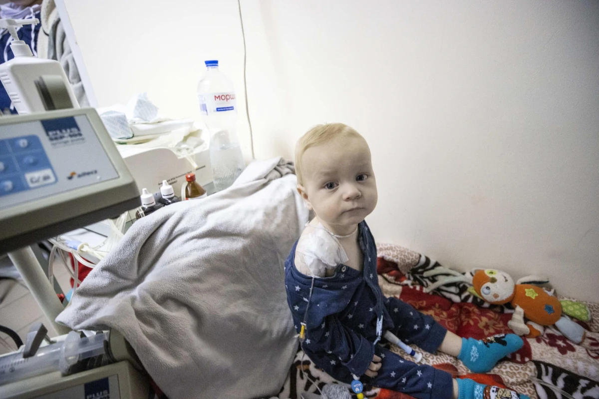 ​Operacja trzycentymetrowego serca noworodka, prowadzona pod stałym ostrzałem, to prawdziwy koszmar. Po rozpoczęciu rosyjskiej inwazji w szpitalu zostały jedynie dzieci, które w przypadku ewakuacji zmarłyby w drodze - opowiada w rozmowie z PAP Leonid, transfuzjolog największego na Ukrainie szpitala dziecięcego.