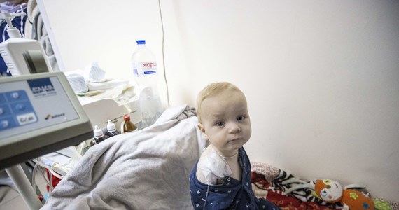 ​Operacja trzycentymetrowego serca noworodka, prowadzona pod stałym ostrzałem, to prawdziwy koszmar. Po rozpoczęciu rosyjskiej inwazji w szpitalu zostały jedynie dzieci, które w przypadku ewakuacji zmarłyby w drodze - opowiada w rozmowie z PAP Leonid, transfuzjolog największego na Ukrainie szpitala dziecięcego.