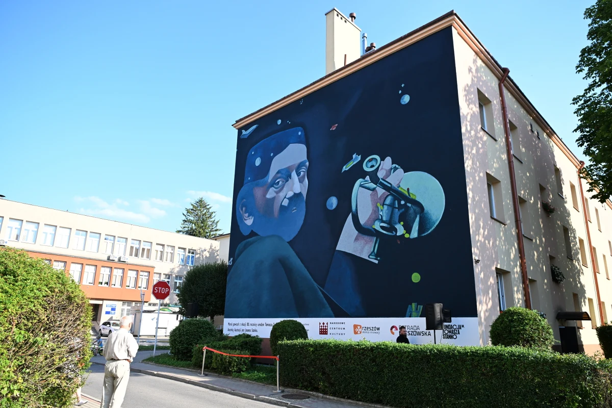 W Rzeszowie odsłonięto mural przedstawiający Tomasza Stańkę. Okazją stała się 80. rocznica urodzin muzyka. Autorem grafiki jest małżonka zmarłego cztery lata temu, jednego z najwybitniejszych muzyków polskiego jazzu.
