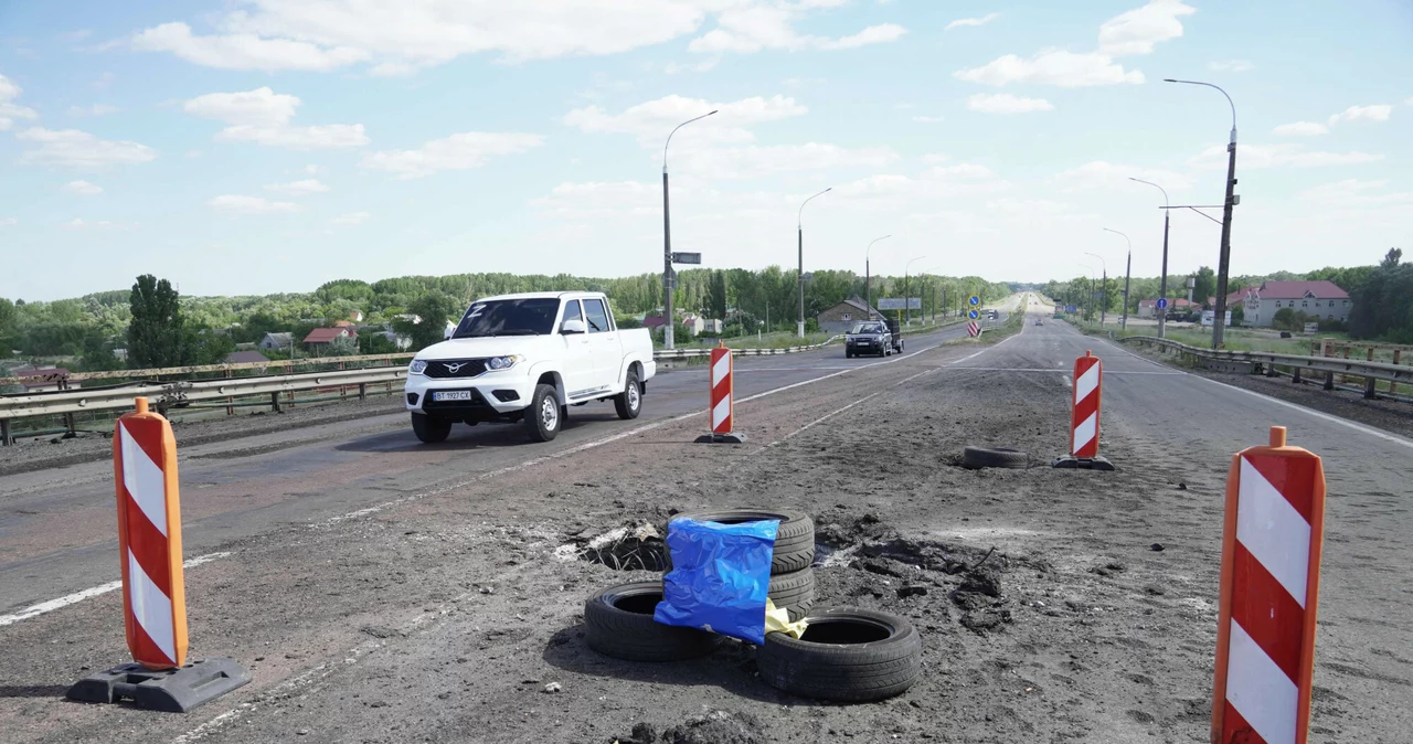 Kratery na moście Antonowskim w Chersoniu na Dnieprze spowodowane uderzeniem ukraińskich rakiet