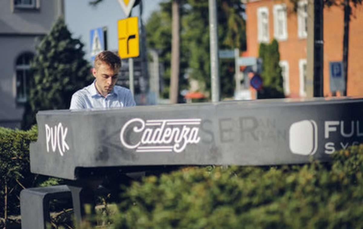 ​Waży 350 kilogramów i wykonany jest z betonu. Pierwszy na świecie taki fortepian, na którym zagrać może każdy, bez względu na to czy ma talent, stoi w Pucku. Instrument jeszcze tylko przez dwa dni będzie dostępny dla mieszkańców i turystów. 