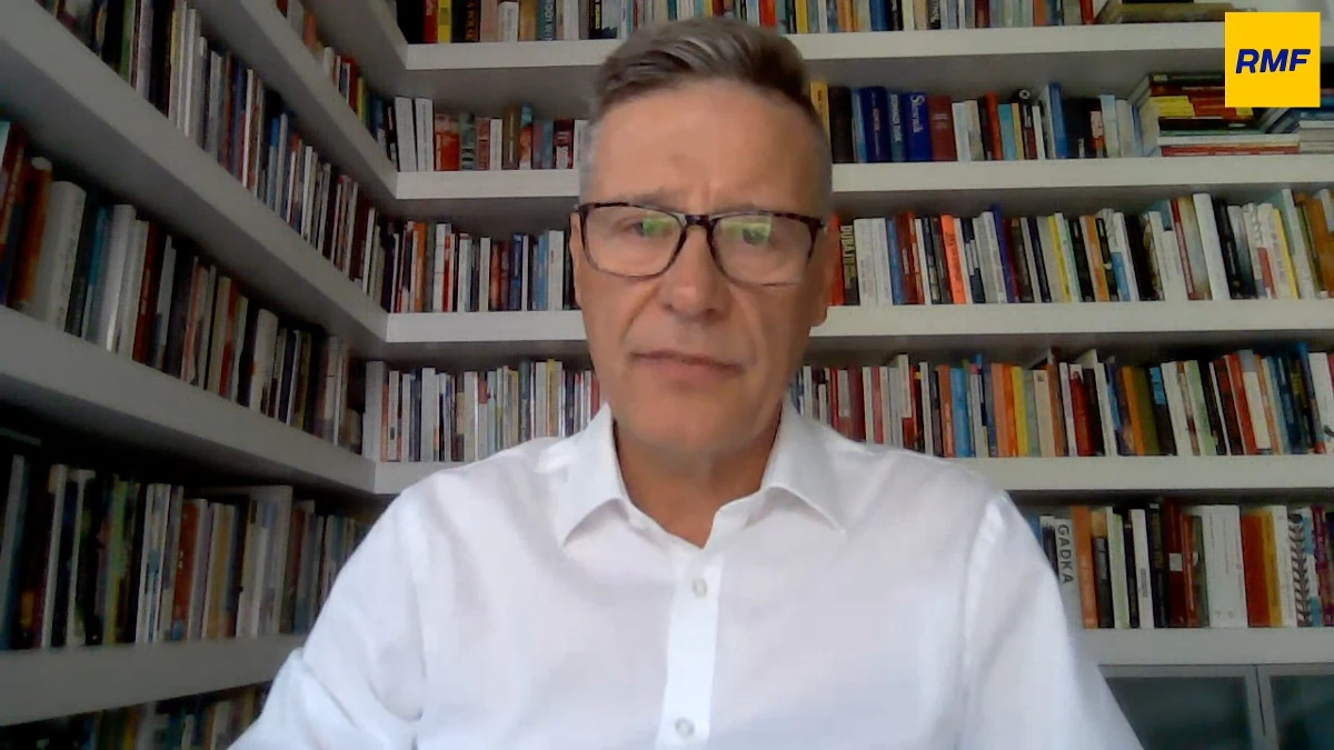 "Nie zakładamy czarnego scenariusza, ale trzeba się liczyć z możliwością obniżania temperatury w naszych mieszkaniach" - powiedział prezes Izby Gospodarczej Ciepłownictwo Polskie Jacek Szymczak w Rozmowie w południe w RMF FM. Gość Krzysztofa Berendy zaznaczył, że kluczowe jest to, ile ciepłowni - i w jakim stopniu - będzie mogło korzystać z węgla krajowego, a ile z węgla importowanego. Skala wzrostu cen tego opału jest bowiem uzależniona od rejonu pochodzenia – podwyżki mogą wynosić od 250 proc. nawet do 600 procent.