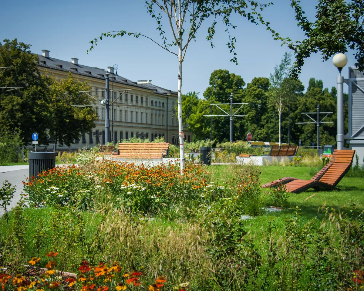 Nowy skwer powstał tuż przy stacji metra Ratusz Arsenał, w centrum Warszawy. Przestrzeń dla siebie znajdą tu przede wszystkim wielbiciele sportów miejskich. Na nowych murkach można poćwiczyć jazdę na deskorolce, hulajnodze czy rolkach. Znajdziemy tam też ponad 20 drzew, kilka tysięcy kwiatów oraz ławki i leżaki.