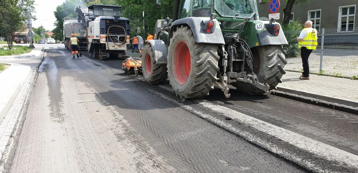 Od środy, 27 lipca, od godz. 7.00, ruch samochodowy zostanie przeniesiony na nowo wybudowaną jezdnię al. 29 Listopada na odcinku od ul. Węgrzeckiej do ul. Banacha. Teraz wykonawca zajmie się przebudową istniejącego pasa drogowego.