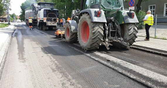 Od środy, 27 lipca, od godz. 7.00, ruch samochodowy zostanie przeniesiony na nowo wybudowaną jezdnię al. 29 Listopada na odcinku od ul. Węgrzeckiej do ul. Banacha. Teraz wykonawca zajmie się przebudową istniejącego pasa drogowego.