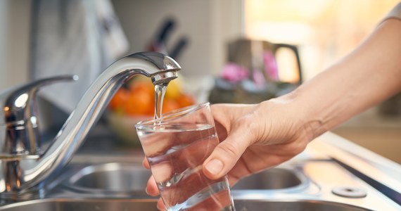 Z powodu niskich stanów wód gruntowych Zakład Gospodarki Komunalnej w Dźwierzutach apeluje do mieszkańców kilku wiosek o oszczędzanie wody. 