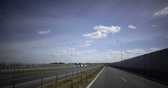 Kierująca osobowym bmw 42-letnia kobieta zostawiła swoje dwie nastoletnie córki na terenie Miejsca Obsługi Podróżnych w Malankowie (woj. kujawsko-pomorskie) przy autostradzie A1. Kobieta wracała dziećmi znad morza, zatrzymała się na chwilę przerwy i... odjechała, gdy dziewczyny poszły do toalety. Tłumaczyła potem swoje zachowanie zmęczeniem i rozkojarzeniem. Braku nastolatek nie zauważył również ich 13-letni brat. 