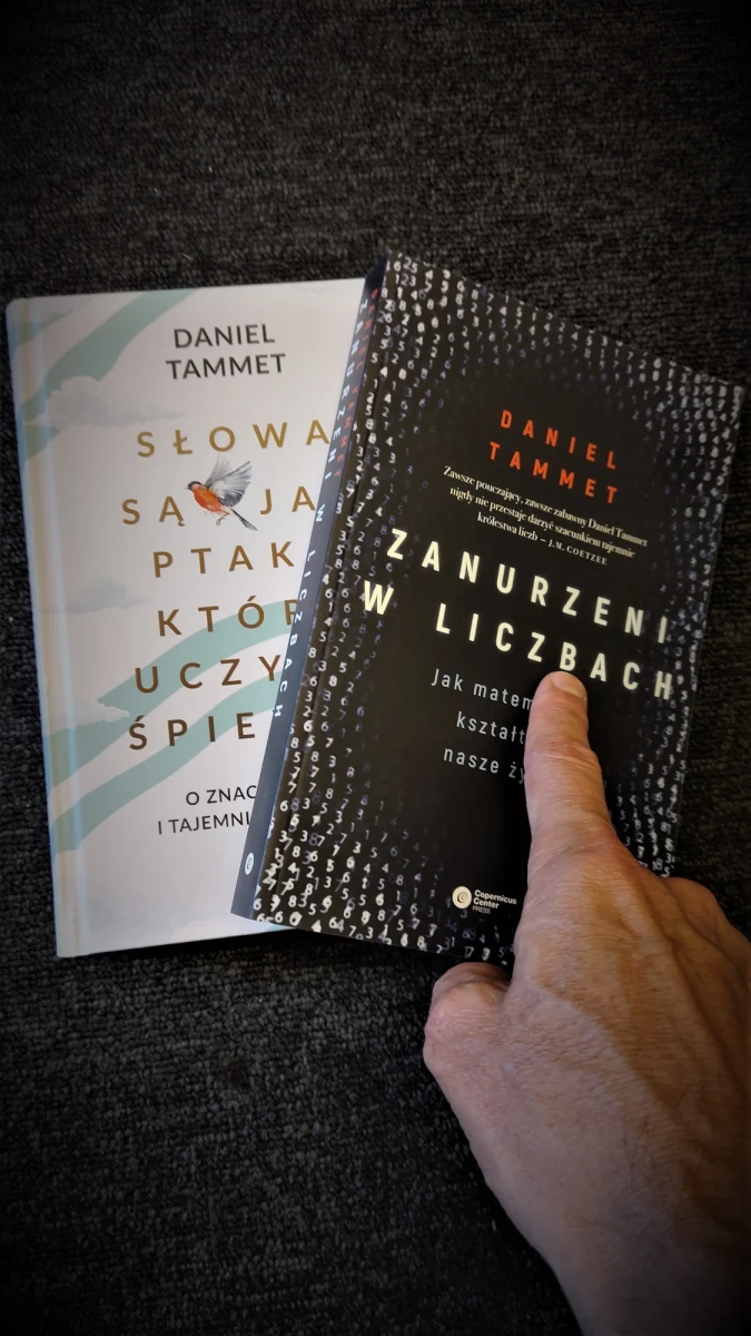 "Synestezja" to słowo pochodzenia greckiego i oznacza „równoczesne postrzeganie”. To sytuacja, gdy człowiek odbiera wrażenia jednego zmysłu innymi zmysłami. Na przykład: kiedy spogląda na liczby, widzi kolory. Litery wywołują w nim barwne skojarzenia. Niskie dźwięki - wrażenie miękkości; barwa niebieska odczuwana jest jako chłodna. Synestetą, czyli człowiekiem tak czującym, tak czułym (na fenomeny zmysłowe) jest Daniel Tammet - brytyjski pisarz i tłumacz, mieszkający w Paryżu, autor książek, które możemy czytać także po polsku. Ich tytuły są bardzo obrazowe, żywe jak wyobraźnia ich twórcy: "Zanurzeni w liczbach. Jak matematyka kształtuje nasze życie" czy "Słowa są jak ptaki, które uczymy śpiewać. O znaczeniach i tajemnicach języka". 