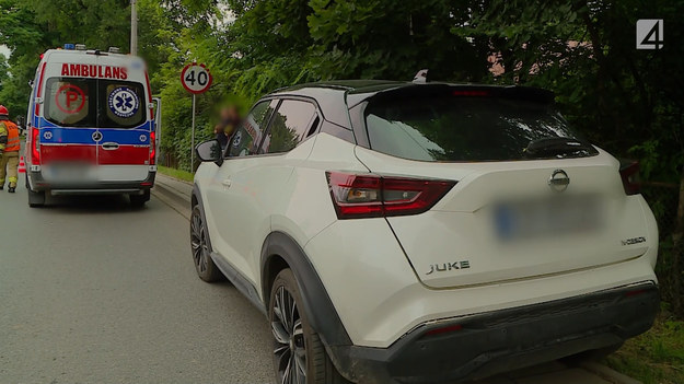 Kierowca Peugeota najechał na tył kierującej Nissanem. Mężczyzna, jak sam przyznał, nie zareagował w porę na hamowanie kobiety i uderzył w nią. Kobieta źle się poczuła i wezwała pogotowie w celu sprawdzenia stanu zdrowia. Po oględzinach została przewieziona do szpitala. Mimo tego, jej stan zdrowia nie był na tyle poważny, by tam została i całe zdarzenie można było zakończyć postępowaniem mandatowym.

(Fragment programu „Stop Drogówka”)
