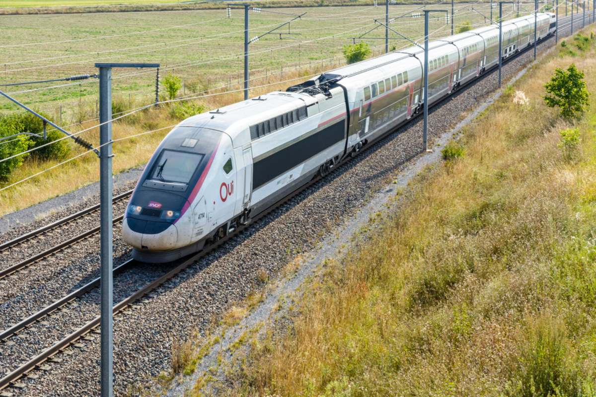 Około 300 osób zostało uwięzionych w pociągu TGV w północnej Francji. Skład przez 3 godziny stał w palącym słońcu i z wyłączoną klimatyzacją. Mimo kilku zasłabnięć, nikt nie wymagał hospitalizacji.
