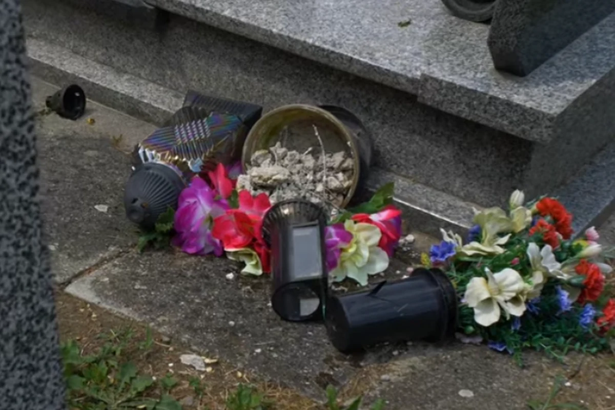 Nawałnica, która przeszła w sobotę przez Kraków, nie oszczędziła również krakowskich cmentarzy komunalnych. Na nekropoliach doszło do  wielu zniszczeń. Aktualnie trwa szacowanie strat i usuwanie szkód, a Zarząd Cmentarzy Komunalnych apeluje do mieszkańców o niewchodzenie w strefy wydzielone taśmami zabezpieczającymi.