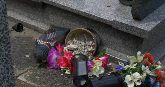 Nawałnica, która przeszła w sobotę przez Kraków, nie oszczędziła również krakowskich cmentarzy komunalnych. Na nekropoliach doszło do  wielu zniszczeń. Aktualnie trwa szacowanie strat i usuwanie szkód, a Zarząd Cmentarzy Komunalnych apeluje do mieszkańców o niewchodzenie w strefy wydzielone taśmami zabezpieczającymi.