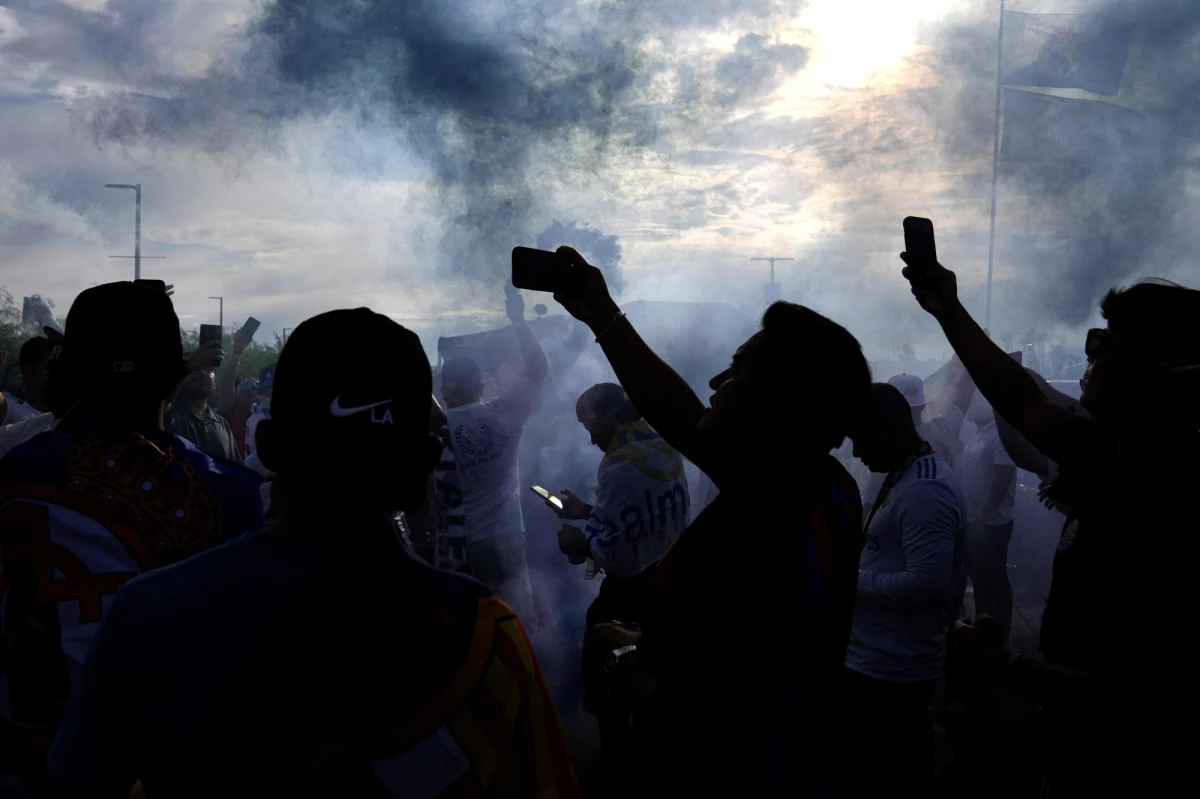 Władze lig piłkarskich w Wielkiej Brytanii zapowiedziały surowsze kary za zakłócanie porządku od sezonu 2022/23. Na cenzurowanym będą m.in. przypadki wtargnięć na murawę, stosowanie środków pirotechnicznych czy rzucanie w kierunku zawodników i na boisko przedmiotów.