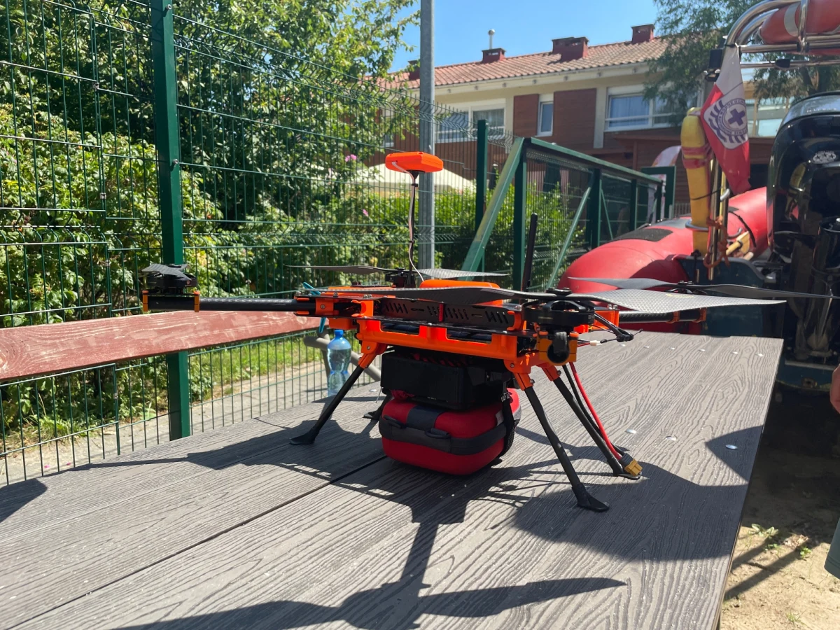 "Ratownictwo wodne zawsze będzie się opierało na człowieku, który płynie do poszkodowanego, ale technologia bardzo mocno nas wspiera" – mówi RMF FM Maciej Dziubich z sopockiego WOPR-u. Coraz większą rolę w ratownictwie wodnym odgrywają drony, które są wykorzystywane na kilka sposobów. 