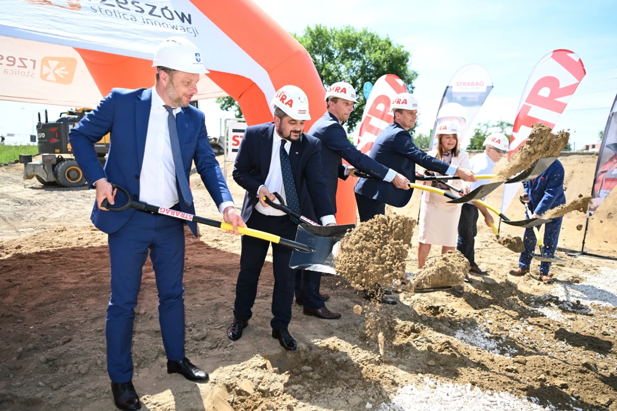 Rozpoczęła się rozbudowa ulicy Warszawskiej w Rzeszowie. Dzięki dodatkowej jezdni łatwiejszy będzie dojazd do autostrady A4 i lotniska w Jasionce. W poniedziałek uroczyście zainaugurowano inwestycję.