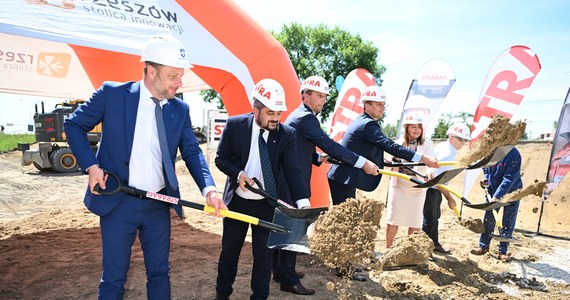 Rozpoczęła się rozbudowa ulicy Warszawskiej w Rzeszowie. Dzięki dodatkowej jezdni łatwiejszy będzie dojazd do autostrady A4 i lotniska w Jasionce. W poniedziałek uroczyście zainaugurowano inwestycję.