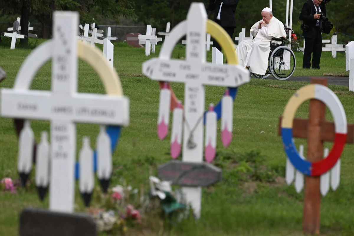 W drugim dniu wizyty w Kanadzie papież Franciszek przybył w poniedziałek na zamieszkany przez rdzenną ludność obszar o nazwie Maskwacis. W miejscu tym, położonym w odległości około 100 kilometrów od Edmonton, w środkowej części prowincji Alberta oczekuje się mocnych słów papieża na temat krzywd wyrządzonych rdzennym ludom oraz na mea culpa ze strony Kościoła.  "Pokornie proszę o przebaczenie za zło popełnione przez tak wielu chrześcijan wobec rdzennej ludności” - powiedział Franciszek.
