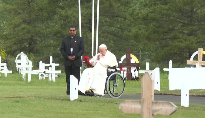 Papież Franciszek w Kanadzie. Odwiedził lokalny cmentarz by się pomodlić