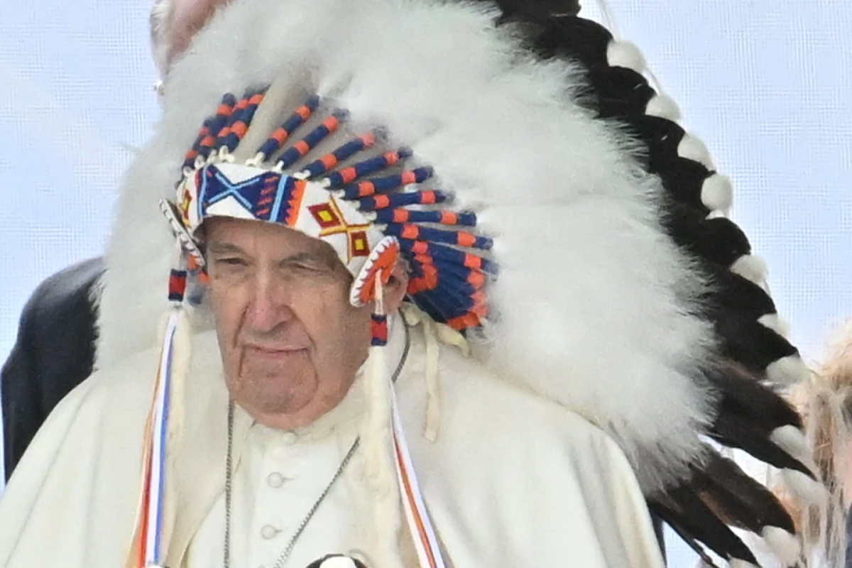 Papież Franciszek, składający wizytę w Kanadzie, ucałował długi czerwony transparent z nazwiskami dzieci ze wspólnot rdzennej ludności, które zmarły w przymusowych szkołach rezydencjalnych. Zdjęcie tego gestu zamieścił na Twitterze Alessandro Gisotti z watykańskich mediów.