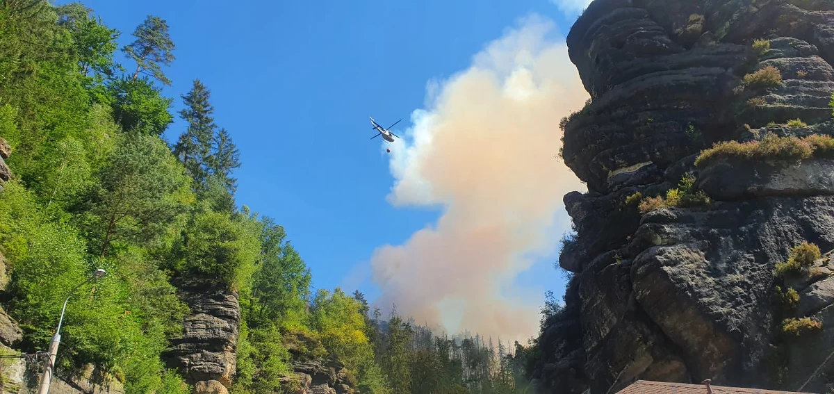 Dramatyczna walka z ogniem w Parku Narodowym Czeska Szwajcaria na północnym zachodzie Czech. Strażacy w nocy ewakuowali około 50 osób ze wsi Hrzensko mieszkających na prawym brzegu rzeki Kamenice oraz obóz letni dla dzieci z Niemiec. Musiano zrezygnować z walki o ocalenie wsi Mezna.