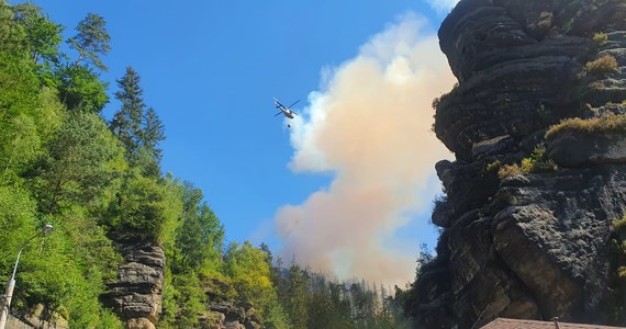 Dramatyczna walka z ogniem w Parku Narodowym Czeska Szwajcaria na północnym zachodzie Czech. Strażacy w nocy ewakuowali około 50 osób ze wsi Hrzensko mieszkających na prawym brzegu rzeki Kamenice oraz obóz letni dla dzieci z Niemiec. Musiano zrezygnować z walki o ocalenie wsi Mezna.