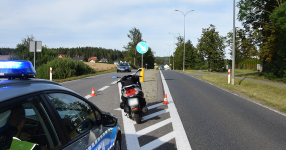 Ponad 3 promile alkoholu w organizmie miał 31-letni motocyklista zatrzymany przez policjantów z Bytowa. Jechał na motorze pomimo dożywotniego zakazu prowadzenia pojazdów. Nie pierwszy raz. Na razie mężczyzna jest w szpitalu, grozi mu kara do 2 lat pozbawienia wolności.

