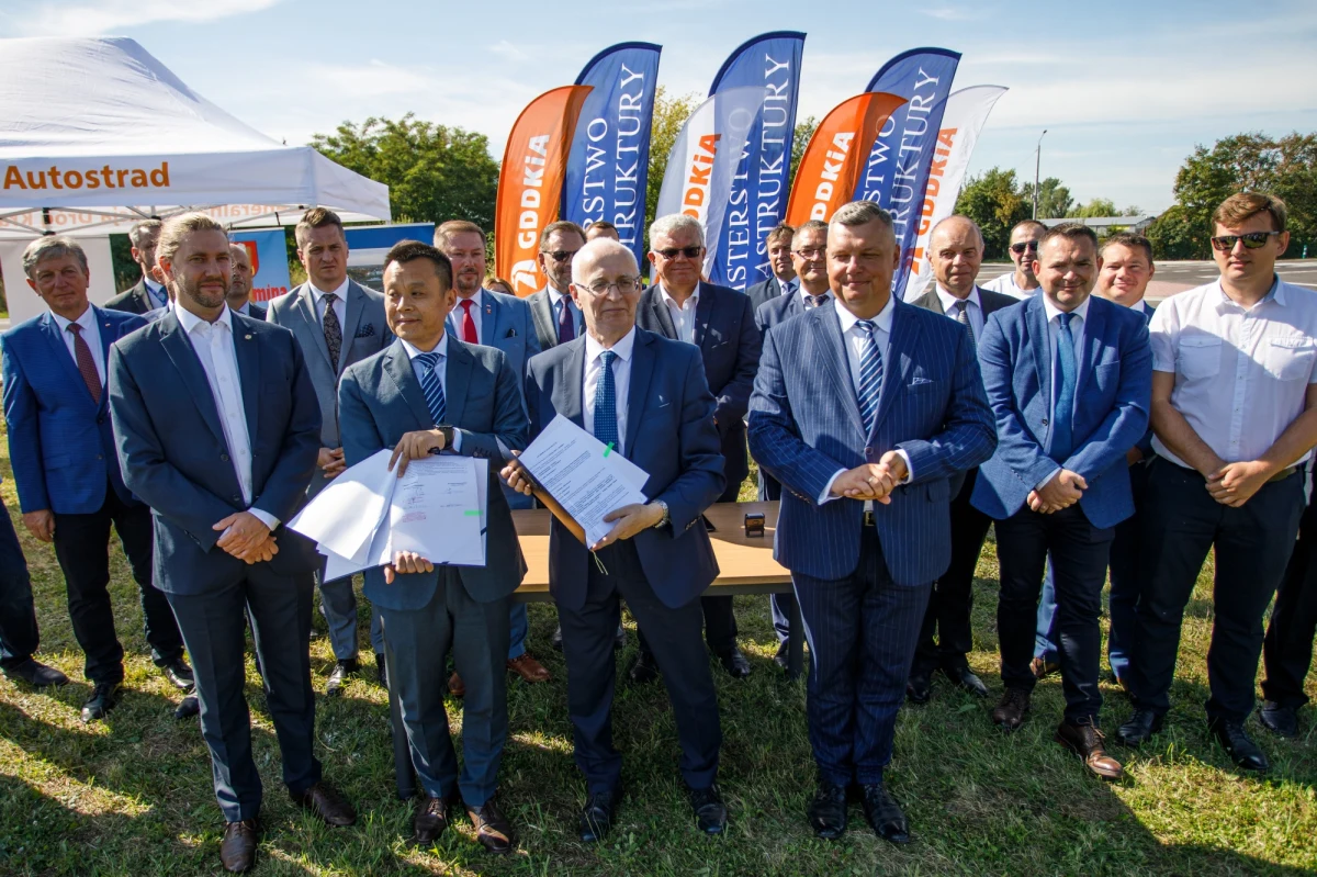 Umowę na zaprojektowanie i budowę 22-kilometrowego odcinka drogi ekspresowej S19 między Radzyniem Podlaskim (Lubelskie) a Międzyrzecem Podlaskim podpisano we wtorek przy obwodnicy Radzynia. Inwestycja za ok. 570 mln zł ma być gotowa w pierwszej połowie 2026 r.