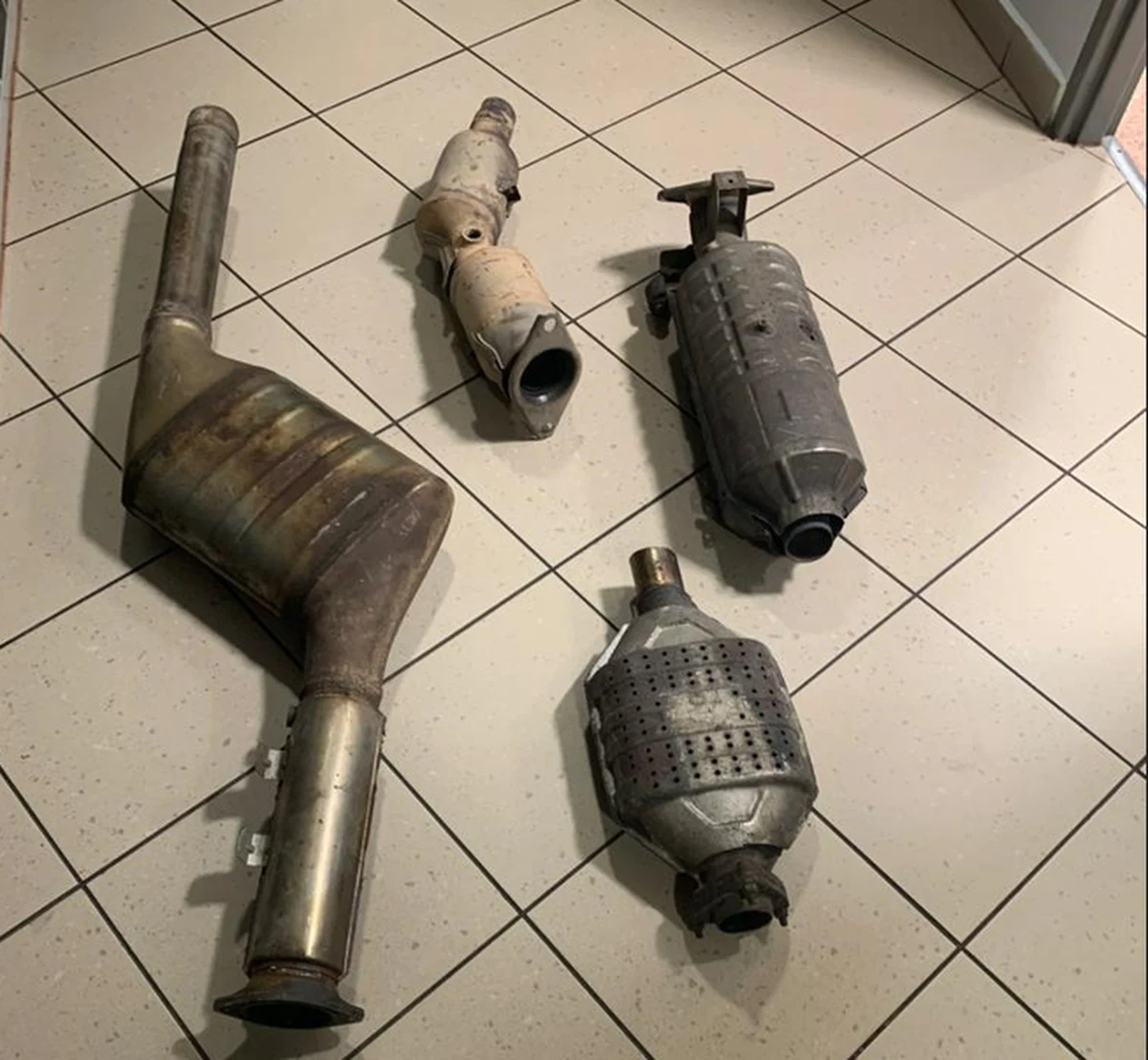 Co najmniej 30 katalizatorów z pojazdów w różnych miejscach Polski ukradli członkowie szajki, którą rozbili krakowscy policjanci. Należało do niej czterech Gruzinów. W pozbyciu się pochodzących z kradzieży przedmiotów pomagał im 31-latek z Zabrza.

