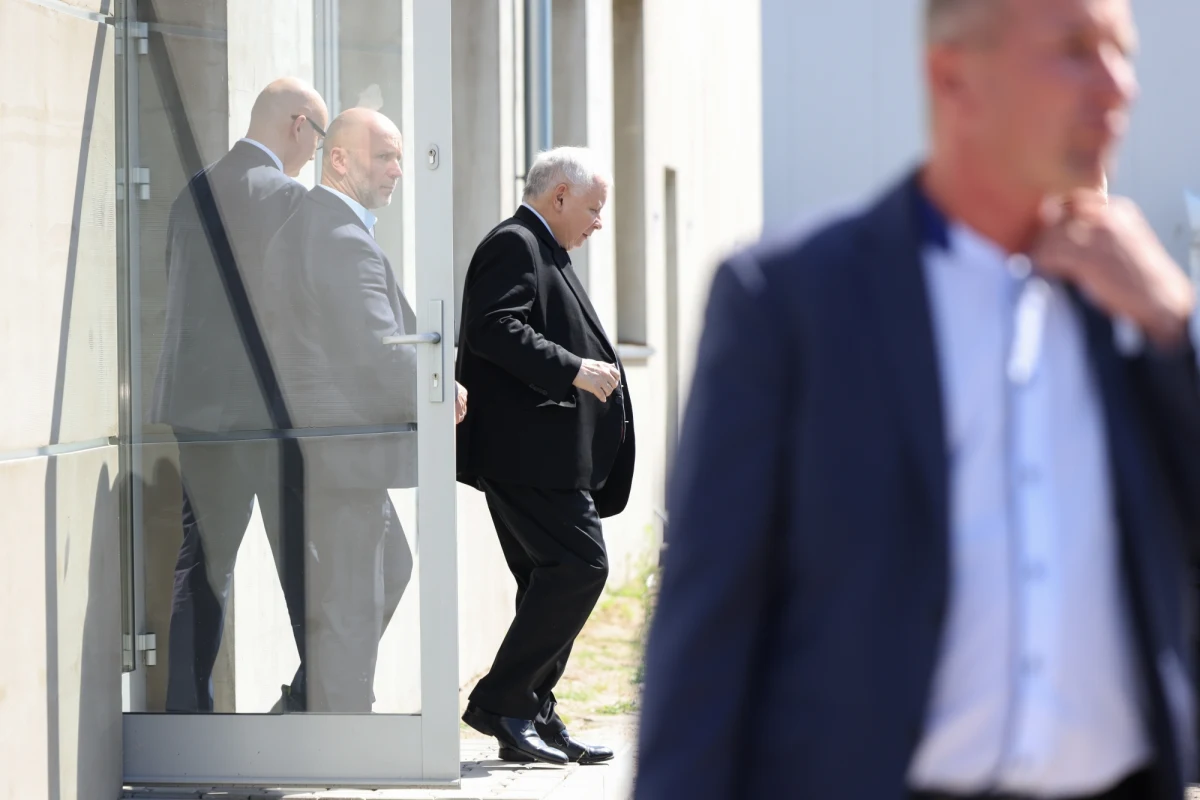 Wielkopolska policja poinformowała, że wszczęła czynności wyjaśniające w związku z obrzuceniem jajkami kolumny samochodów, w której - jak poinformowały media - jechał prezes PiS Jarosław Kaczyński. Do zdarzenia doszło w niedzielę w Gnieźnie. 