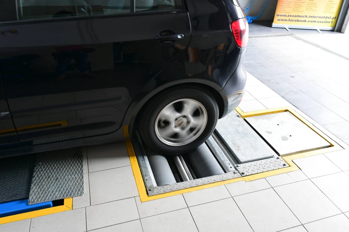 Podwójna stawka za wykonanie badania technicznego samochodu po terminie to jedna ze zmian, które znalazły się w przygotowanym przez ministra infrastruktury projekcie nowelizacji Prawa o ruchu drogowym. Zajmie się nim dzisiaj rząd. 