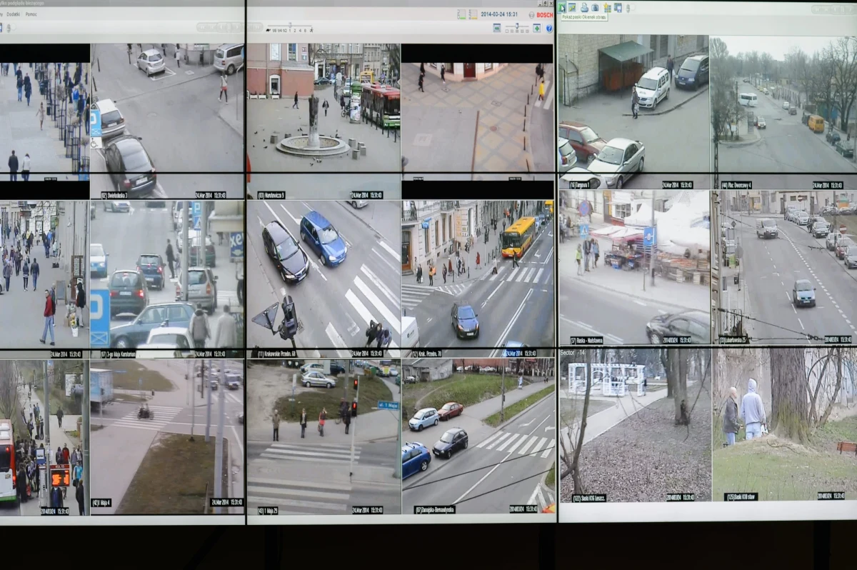 Dwaj nieletni chłopcy w wieku 13 i 14 lat napadli na kiosk w cebtrum Lublina , gdzie po obezwładnieniu sprzedawczyni zrabowali blisko 2000 złotych. W zatrzymaniu pomógł pracownik miejskiego monitoringu, który na bieżąco informował policjantów o kierunku ucieczki sprawców. 