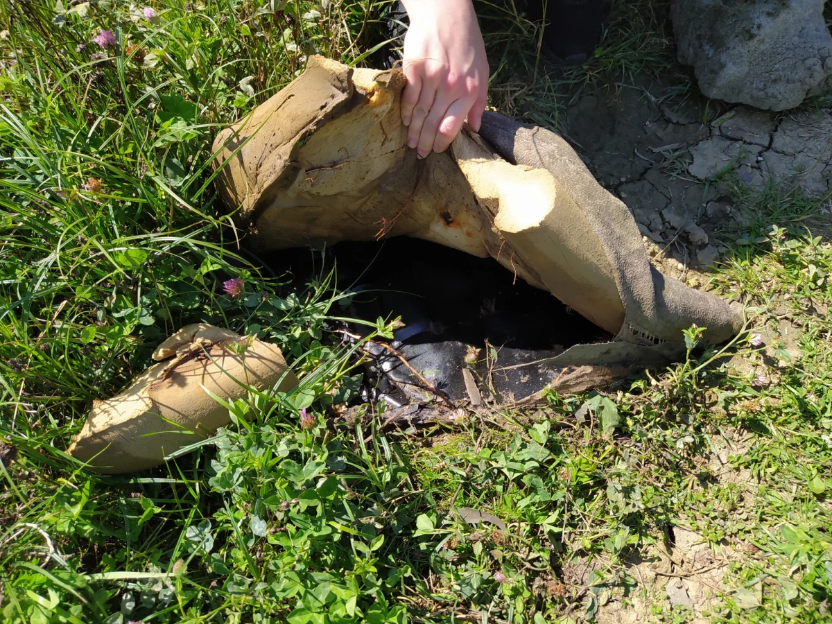 Teren w Opatkowicach, który niedawno kupiło miasto, zostanie posprzątany - zapewniają urzędnicy. W zależności od tego, co tam w przyszłości powstanie, zostaną też wykonane odpowiednie badania. Inspektorzy Wydziału Kształtowania Środowiska potwierdzili, że w nasypie są gruz i elementy budowlane. 